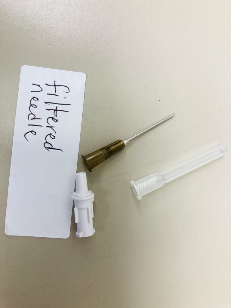 A filtered needle with filter detached