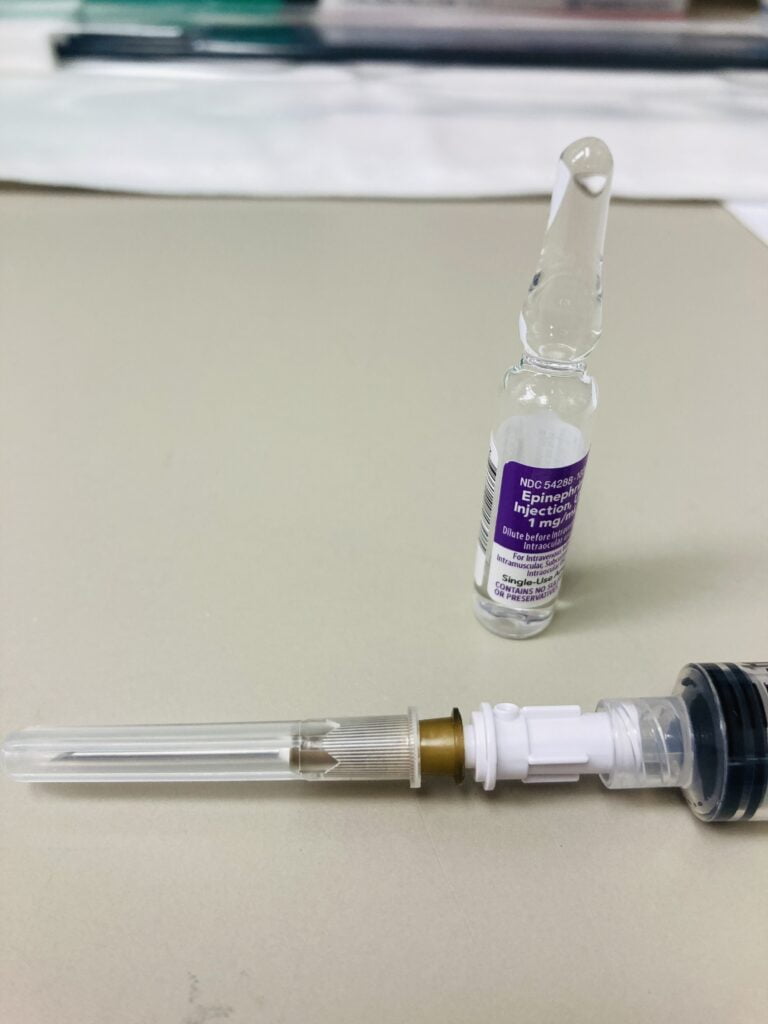Glass ampoule medication with filtered needle